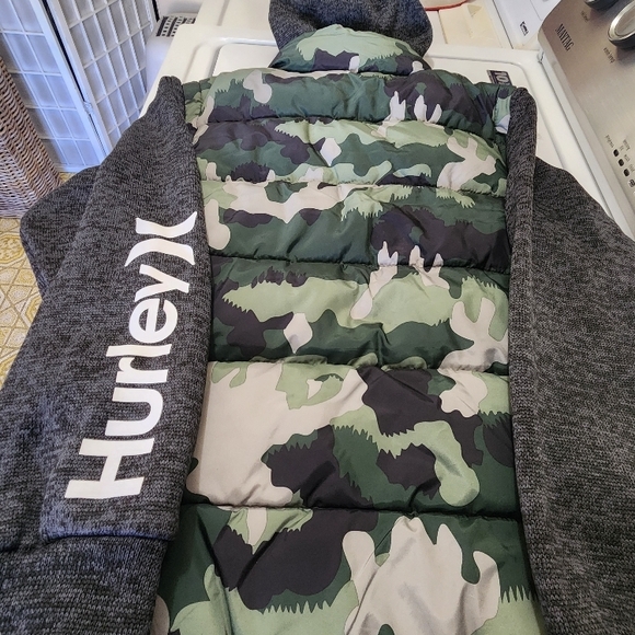 Hurley Green Camo Puffer Vest with Gray Sleeves (NWOT) - Picture 3 of 9